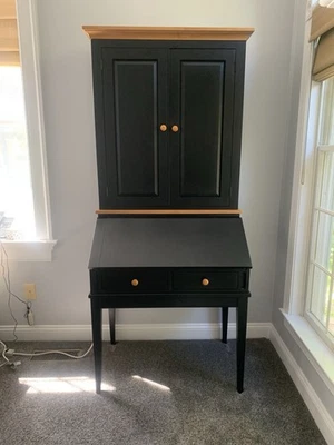 Escritorio Ethan Allen Country Colors Secretaria estilo coctelera gabinete de dos puertas Foto 1 de 2