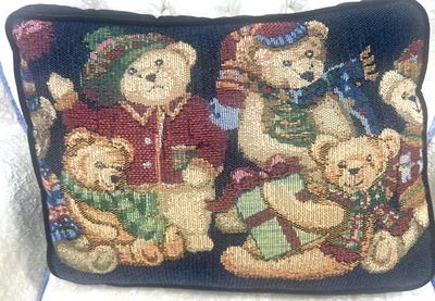 Almohada tapiz Holiday Bears EX-CELL Home Fashions 12”x16”x4” Sarah Nicol 1998 Foto 1 de 4