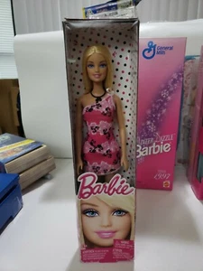 Barbie Puppe Mattel X9579 Trendy Barbie Kleidung Neu im Karton - Bild 1 von 4