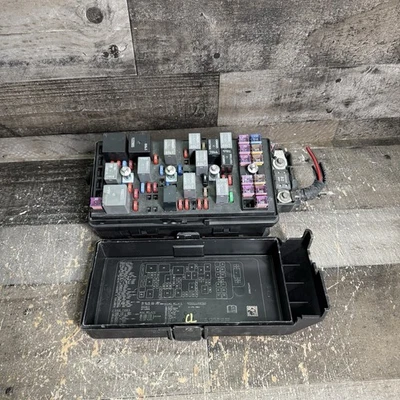 Chevrolet Malibu 2009-2012 caja de fusibles módulo de relé de 2,4 L OEM 25883018 Foto 1 de 4
