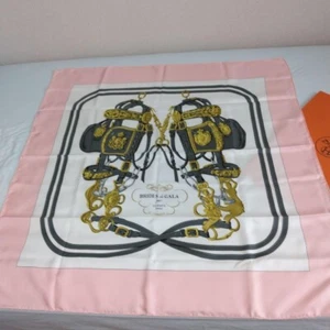 Sciarpa HERMES Carre 90 SPOSE de GALA seta con sacchetto di carta mai usata (fili strappati). - Foto 1 di 6
