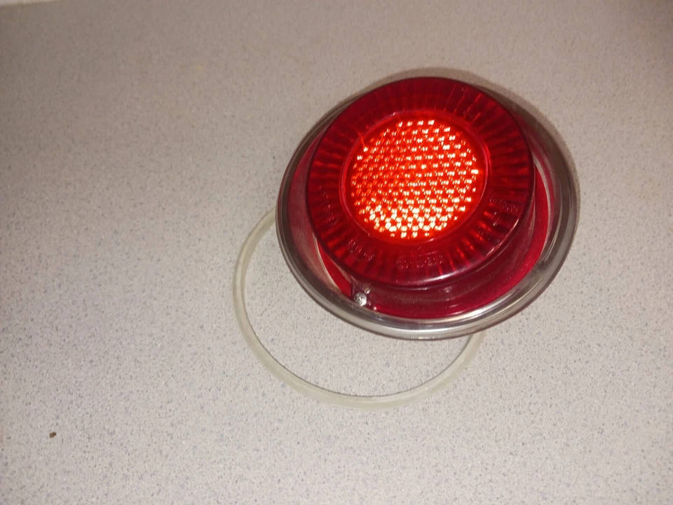 Conjunto de luz trasera roja OPEL GT 1900 OEM. Lente Hella nueva parte # 16 12 222 Foto 1 de 3