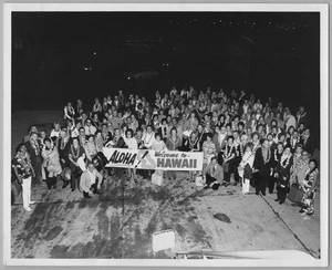 1960s Hawaii Group Arrival Welcome Aloha Sign Travel Tourism Souvenir Photo - Picture 1 of 3