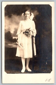AK Junge Braut im Brautkleid Blumenstrauß Studio Portrait Echtfoto RPPC - Bild 1 von 2
