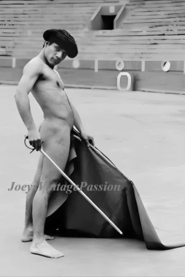Foto reimpresión vintage de capa y espada de torero muscular masculino desnudo 4"x6" G77 Foto 1 de 2