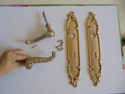 Ancienne plaque de propreté poignée style Louis XV bronze doré hauteur 29,5 cm - Photo 1/4