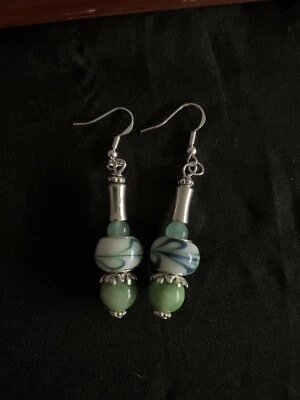 Pendientes de cuentas de murano y jade remolino verde y blanco únicos en su clase Foto 1 de 3