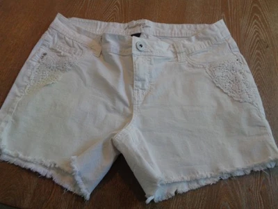 Jeans ametista 16 curto branco com destaques de renda 5 bolsos - Imagem 1 de 4