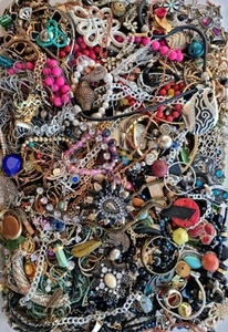 Bulk Vintage Lot Jewellery Parts, Beads, Cabochons Stones Findings Craft #2543 - Picture 1 of 23