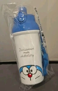 Nuevo en Paquete Doraemon Meets Hello Kitty Taza de Agua Niños Taza de Bebida Fujiko Pro 2015 Japón - Imagen 1 de 5
