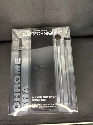 Real Techniques Brush Set with Travel Sponge Case New In Box - Image 1 of 2