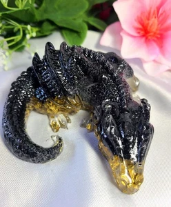 RARO 4" Bonito Dragón Durmiente Orgonita Obsidiana Negra con Alas Tallado Cristal - Imagen 1 de 16