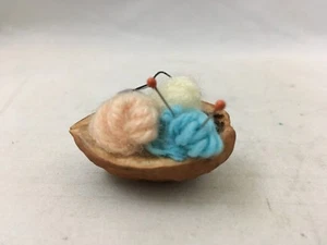 Nussschale Nähen Deko Ornament Strickgarn und Stricknadeln Nadeln - Bild 1 von 9