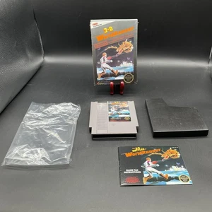 3-D WorldRunner (NES, 1987) CIB NO BICCHIERI 3D con batteria termoretraibile - Foto 1 di 21