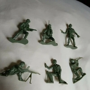 WWII American 6 vintage plastic green soldiers 1960s 2" - Picture 1 of 2
