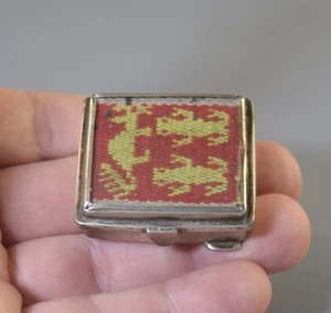 VINTAGE TRIBAL 900 SILBER PILLENDOSE mit GOBELIN UNTER GLAS AUF DECKEL ~ FRÖSCHE/TIER - Bild 1 von 4