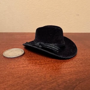 Kleiner traditioneller schwarzer Cowboyhut im Maßstab 1:9 ~ siehe Maße der Kopföffnung! - Bild 1 von 2