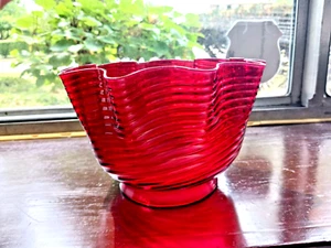Viktorianischer wirbelter Cranberry Kunst Glasschirm - Bild 1 von 3