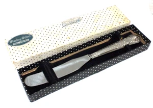 Cuchillo de mantequilla vintage con mango de plata bellamente grabado en embalaje original 1963 - Imagen 1 de 11