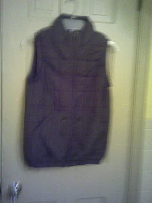 Chaleco acolchado marca Xersion para dama, talla XS. Negro, sin mangas, cremallera, bolsillos. Foto 1 de 2