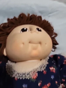 Muñeca Cabbage Patch niño 1985 ojos marrones y pelo vestido azul con hoyuelos de flores - Imagen 1 de 6