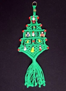Green Macrame Christmas Tree Wall Hanging Wooden Figure Ornaments Vintage Retro - Picture 1 of 3