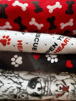 Lote de tela de franela de algodón con tema de perro de 10 + yardas estampado de patas de huesos de perros de rescate Foto 1 de 4