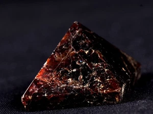 Garnet natural  juicy gem tiny  pyramid  passion courage shaman 7948 - Picture 1 of 6