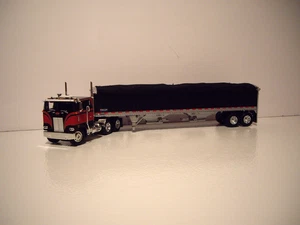 DCP PRIMERA MARCHA 1/64 ROJO Y NEGRO PETE 352 CON CABINA PARA DORMIR Y REMOLQUE DE GRANO - Imagen 1 de 10