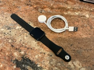 Apple Watch SE 1ère génération 40 mm aluminium argent A2353 - Très bon état - Photo 1 sur 2