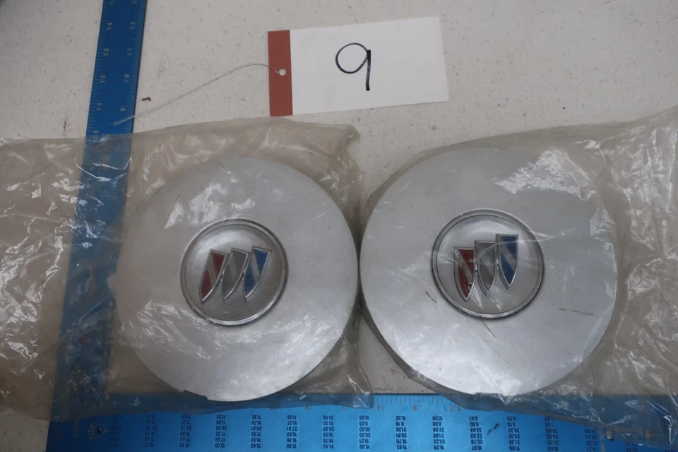 Колпаки колес GM Buick Century лот из 2 серебристых пластиковых ЗАПЕЧАТАННЫХ 89060308 (2484 #9) - Изображение 1 из 3
