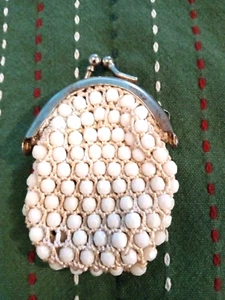 Vintage Beaded Beige Crochet Kiss Lock Coin Bag Change Purse 3.5 x 2 inches - Picture 1 of 7