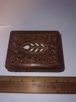 VINTAGE SMALL WOOD TRINKET BOX WITH MOTHER OF PEARL INLAY - Image 1 of 4