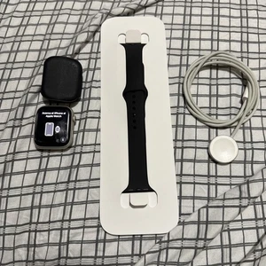 Apple Watch Series 7 Nike 45mm Aluminum GPS - Photo 1 sur 5