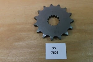 Yamaha 3HE-17460-00-00 PIGNONE, DRIVE (15T) originale NUOVO NOS xs7602 - Foto 1 di 1