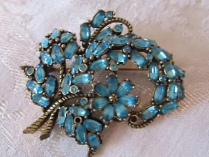 SIGNED VINTAGE 1953 HOLLYCRAFT AQUA RHINESTONE FLOWER BOUQUET PIN - Picture 1 of 5
