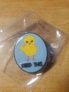 Pin doigt du milieu jaune chickie bouton en caoutchouc par Evilkid chick Pâques