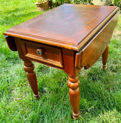 Mesa auxiliar Hammary con dos hojas estilo inglés country Berkshire cereza nogal Foto 1 de 4