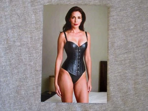 PRETTY BRUNETTE MATURE COUGAR MODEL POSING IN BLACK LEATHER CORSET PHOTO - Picture 1 of 1