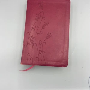 Pink Holy Bible NKJV Thomas Nelson Leatherette Giant Print softcover Ladies - Bild 1 von 14