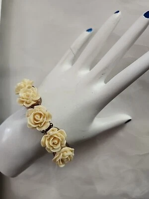 Pulsera elástica floral Amrita Singh crema rosas lucite Foto 1 de 4