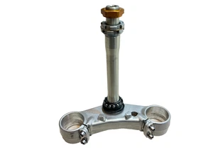Triumph Daytona 675 06-08 Bajo Tenedor Yugo Triple Pinza T2044130 - Imagen 1 de 16