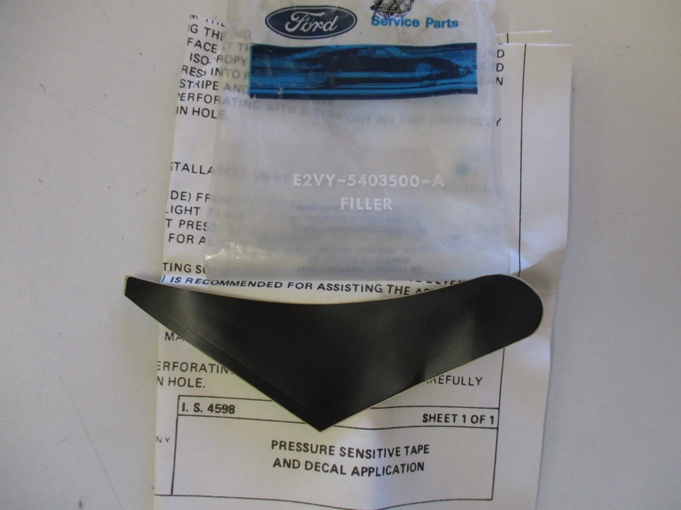 FORD 1982/1989 LINCOLN TOWN CAR "RELLENO" (APERTURA DEL PARABRISAS ESQUINA INFERIOR) R.H. Foto 1 de 1