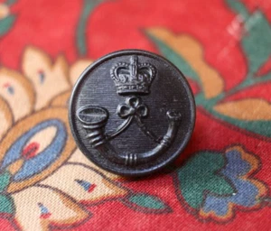 VINTAGE LIGHT INFANTRY BLACK PLASTIC BUTTON 23MM - Picture 1 of 3