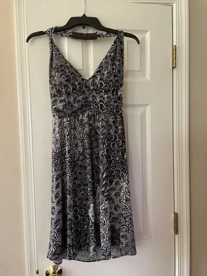 Vestido halter Christina Love para mujer talla pequeña blanco y negro estampado floral Foto 1 de 4