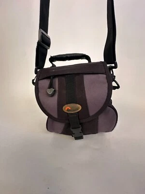 Bolsa universal para cámara Lowepro EX120 con lazo para cinturón y correa de transporte negra Foto 1 de 4
