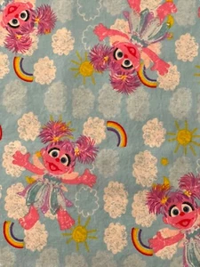 One Yard Sesame Street 2011 taller azul Abby Cadabby tela arco iris 42” ancho - Imagen 1 de 4