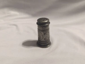 Shaker sale/pepe NON MARCATO, farfalla uccellino e disegno floreale - USATO - Foto 1 di 10