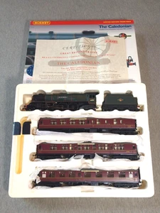 Hornby OO "The Caledonian" Duchess Class Loco y 3 Mkl Coaches R 2112 en caja ~ TS - Imagen 1 de 15