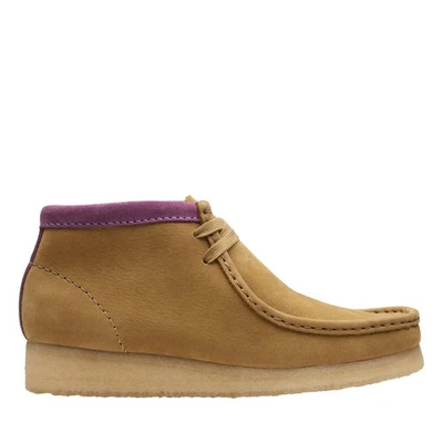 Bota Clarks Wallabee 26167961 Feminina Couro Marrom com Cadarço Botas Chukkas - Imagem 1 de 4